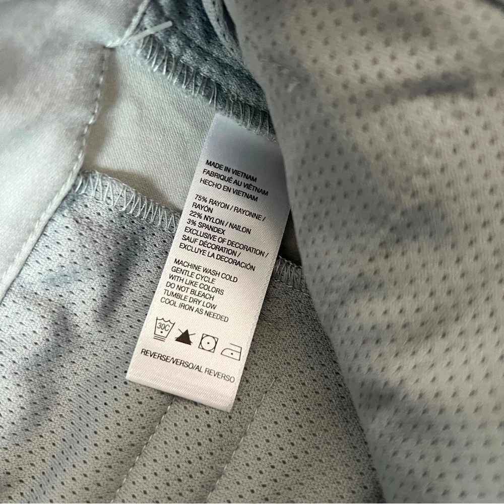 Izod Golf Women's Light‎ Gray Stretch Bermuda Shorts Zipper Pockets Size 6